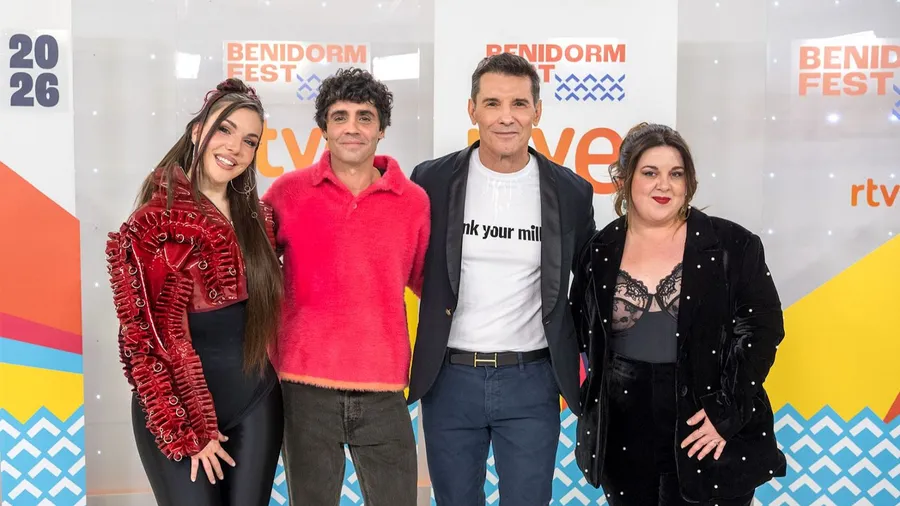 Inés Hernand, Javier Ambrossi, Jesús Vázquez y Lalachus posando juntos ante el fotocol del Benidorm Fest 2026