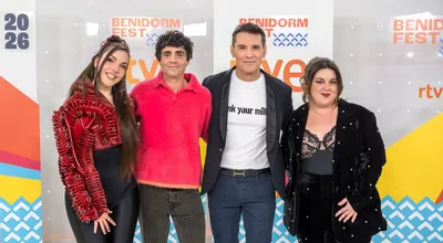 Inés Hernand, Javier Ambrossi, Jesús Vázquez y Lalachus posando juntos ante el fotocol del Benidorm Fest 2026