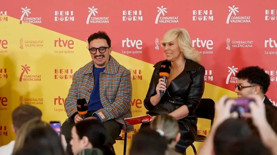 María Eizaguirre y César Vallejo, presentadores de RTVE Comunitat Valenciana, en una rueda de prensa del Benidorm Fest 2026