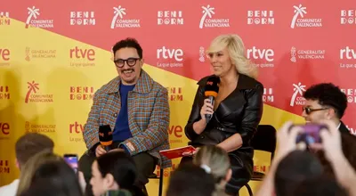 María Eizaguirre y César Vallejo, presentadores de RTVE Comunitat Valenciana, en una rueda de prensa del Benidorm Fest 2026