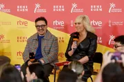 María Eizaguirre y César Vallejo, presentadores de RTVE Comunitat Valenciana, en una rueda de prensa del Benidorm Fest 2026