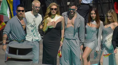 Melody, representante de España en Eurovisión 2025, en la alfombra azul de Basilea junto a su equipo de baile, con banderas de España visibles