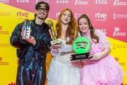 Tony Grox, LUCYCALYS y ASHA posan con sus trofeos del Benidorm Fest 2026: Tony Grox y LUCYCALYS con el premio de ganadores de «T AMARÉ», y ASHA con el trofeo del Premio Spotify Benidorm Fest 2026, bien visible con su logo